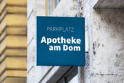 Apotheken-Leuchtschild am Gebäude befestigt Apotheken-Leuchtschild am Gebäude befestigt