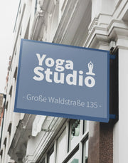 Leuchtschild Yoga Studio an einer Hausfassade befestigt Leuchtschild Yoga Studio an einer Hausfassade befestigt